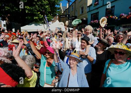 Bridport, Dorset, Regno Unito. 07Th Sep, 2013. Hat indossatori raccogliere in Bridport il Bucky Doo quadrato a prendere parte in massa foto riprese durante Bridport la quarta edizione del Festival di Hat. Hat indossatrici partecipano al festival hanno aumentato da 4.000 nel primo anno per la stima di 10.000 partecipanti al festival di quest'anno. Credito: Tom Corban/Alamy Live News Foto Stock