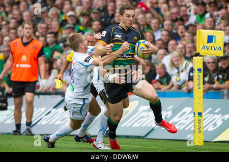 Northampton, Regno Unito. 07Th Sep, 2013. Northampton è George burst del nord attraverso il paranco di Exeter di Gareth STEENSON durante la Aviva Premiership partita di rugby tra Northampton santi e Exeter Chiefs da Franklin's Gardens. Credito: Azione Sport Plus/Alamy Live News Foto Stock