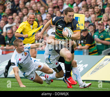 Northampton, Regno Unito. 07Th Sep, 2013. Northampton è George burst del nord attraverso il paranco di Exeter di Gareth STEENSON durante la Aviva Premiership partita di rugby tra Northampton santi e Exeter Chiefs da Franklin's Gardens. Credito: Azione Sport Plus/Alamy Live News Foto Stock