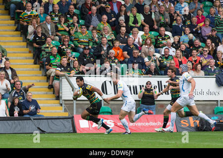 Northampton, Regno Unito. 07Th Sep, 2013. Northampton's Ken PISI sovratensioni verso la linea di cliente al primo tentativo durante la Aviva Premiership partita di rugby tra Northampton santi e Exeter Chiefs da Franklin's Gardens. Credito: Azione Sport Plus/Alamy Live News Foto Stock