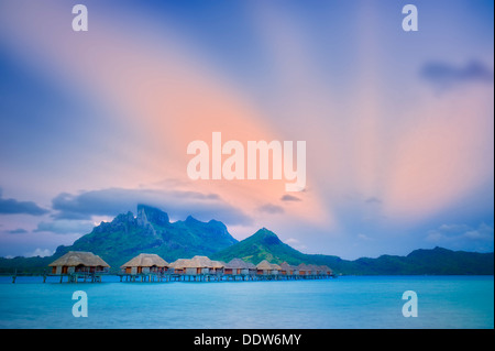 Sunrise e bungalows. Bora Bora. Polinesia francese. Foto Stock