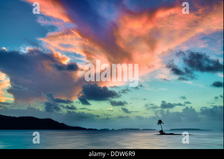 Piccola isola e tramonto a Bora Bora. Polinesia francese. Foto Stock