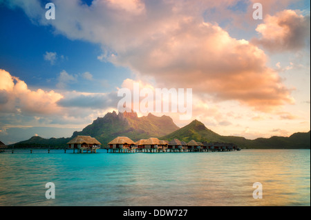 Bungalows sull'acqua e Mt. Otemanu. Bora Bora. Polinesia francese Foto Stock