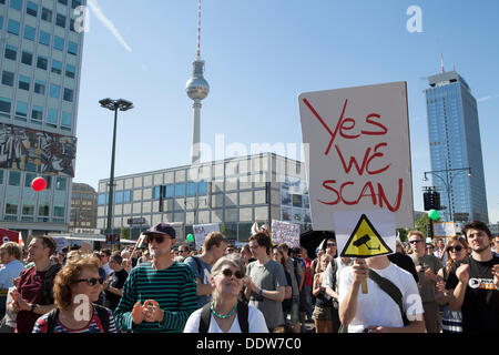 Berlino, Germania. 07Th Sep, 2013. Migliaia di fedeli a Alexanderplatz di Berlino in Germania per le proteste surveilance estera. Credito: Rey T. Byhre/Alamy Live News Foto Stock