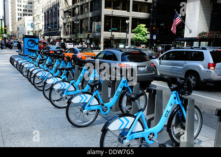 Divvy Noleggio biciclette stazione su Washington Street a Chicago. ChicaGO è di nuovo in bicicletta programma di condivisione per cui le biciclette possono essere noleggiate. Foto Stock