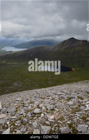 Lo scozzese di montagna Coinich Spidean (a Corbett) su Quinag con Lochan Bealach Cornaidh visto dalla cresta ovest di vela Gharbh Foto Stock