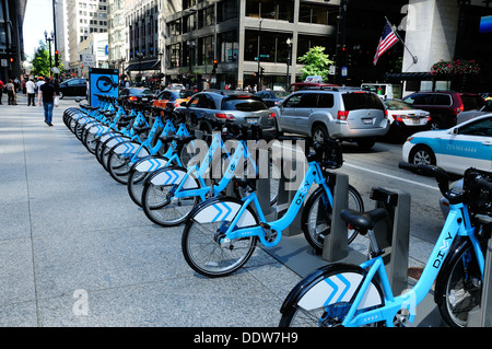 Divvy Noleggio biciclette stazione su Washington Street a Chicago. ChicaGO è di nuovo in bicicletta programma di condivisione per cui le biciclette possono essere noleggiate. Foto Stock