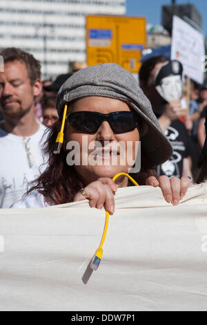 Berlino, Germania. 07Th Sep, 2013. Migliaia di fedeli a Alexanderplatz di Berlino in Germania per le proteste surveilance estera. Credito: Rey T. Byhre/Alamy Live News Foto Stock