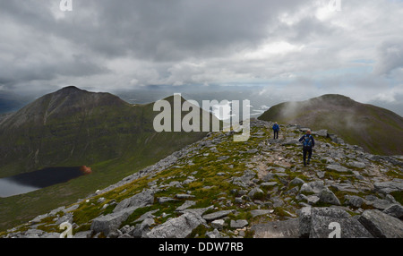 Due escursionisti maschio sulla cresta occidentale di vela Gharbh (a) Corbett sulla montagna scozzese Quinag dirigendosi verso Spidean Coinich Foto Stock