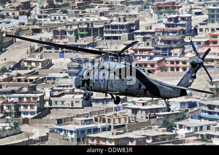 Un esercito americano UH-60L Black Hawk elicottero sorvola una zona residenziale di Kabul durante una missione Settembre 4, 2013 a Kabul, Afghanistan. Foto Stock