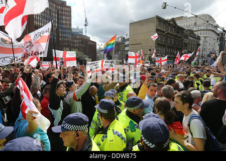 Londra, Regno Unito. Il 7 settembre 2013. Il Right-Wing gruppo di pressione, la difesa inglese League, Marzo e rally contro la sharia nella periferia di Tower Hamlets. Londra, Regno Unito, 07/09/2013 Credit: Mario Mitsis / Alamy Live News Foto Stock