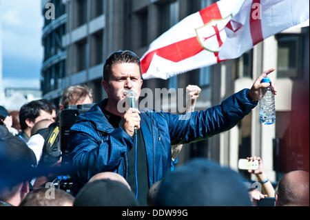Londra, Regno Unito. Il 7 settembre 2013. Tommy Robinson affronta la folla di tifosi EDL in Aldgate. Credito: Piero Cruciatti/Alamy Live News Foto Stock