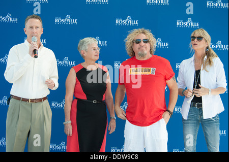 ROSEVILLE, CA - 5 Settembre: (LR) Dr. Tim Herman, Sindaco Susan Rohan, Sammy Hagar e moglie Kari parlare alla cerimonia di donazione a Roseville's Town Sqaure in Roseville, la California il 5 settembre 2013 Foto Stock