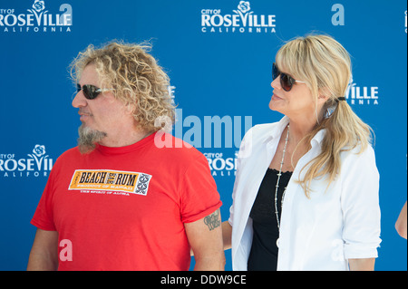 ROSEVILLE, CA - 5 Settembre: Sammy Hagar e moglie Kari fare una donazione per il Placer Food Bank e a me una fondazione a Roseville's Town Sqaure in Roseville, la California il 5 settembre 2013 Foto Stock