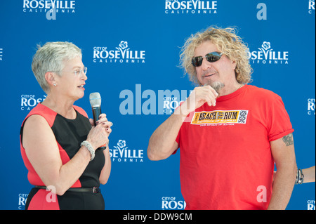 ROSEVILLE, CA - 5 Settembre: Sindaco Susan Rohan introduce Sammy Hagar a Roseville's Town Sqaure in Roseville, la California il 5 settembre 2013 Foto Stock