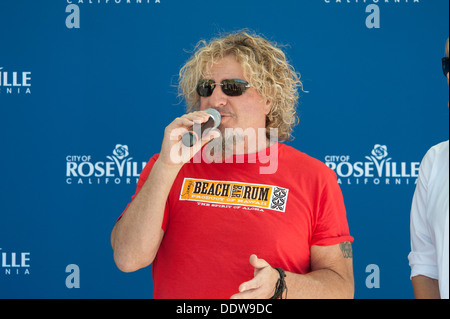 ROSEVILLE, CA - 5 Settembre: Sammy Hagar parla alla cerimonia di donazione a Roseville's Town Sqaure in Roseville, la California il 5 settembre 2013 Foto Stock