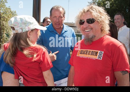 ROSEVILLE, CA - 5 Settembre: Sammy Hagar (L) salutare i giovani ventola alla cerimonia di donazione a Roseville's Town Sqaure in Roseville, la California il 5 settembre Foto Stock