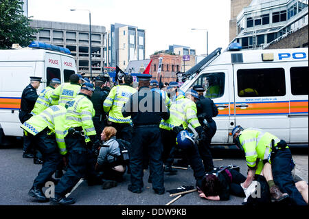 Londra, Regno Unito. Il 7 settembre 2013. anti-EDL protester tentare di rompere la linea di polizia. Credito: Piero Cruciatti/Alamy Live News Foto Stock