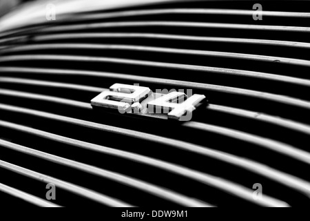Le bocchette aria vano motore Porsche 911 Targa 2,4 T close-up, (bianco e nero) Foto Stock