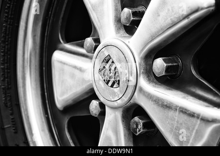 Dettaglio della ruota 911 Targa 2,4 T close-up, (bianco e nero) Foto Stock