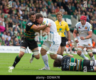 Northampton, Regno Unito. 07Th Sep, 2013. Northampton è Phil DOWSON tussles con Exeter di Dave EWERS durante la Aviva Premiership partita di rugby tra Northampton santi e Exeter Chiefs da Franklin's Gardens. Credito: Azione Sport Plus/Alamy Live News Foto Stock