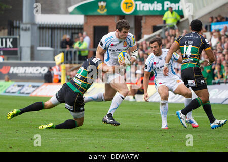 Northampton, Regno Unito. 07Th Sep, 2013. Exeter Ian WHITTEN in carica durante la fase di Aviva Premiership partita di rugby tra Northampton santi e Exeter Chiefs da Franklin's Gardens. Credito: Azione Sport Plus/Alamy Live News Foto Stock