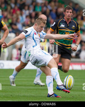 Northampton, Regno Unito. 07Th Sep, 2013. Exeter di Gareth STEENSON rende un gioco kick durante la Aviva Premiership partita di rugby tra Northampton santi e Exeter Chiefs da Franklin's Gardens. Credito: Azione Sport Plus/Alamy Live News Foto Stock