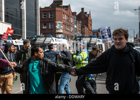 Londra, Regno Unito. Il 7 settembre 2013. I dimostranti si sono raccolti per prevenire l'EDL di entrare alla frazione Torre a Altab Ali Park, nella zona est di Londra, Londra, UK, 07 settembre 2013. Credito: kaan diskaya/Alamy Live News Foto Stock