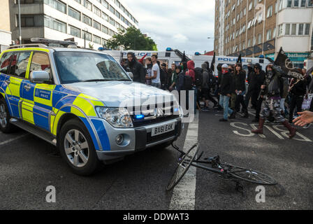 Londra, Regno Unito. Il 7 settembre 2013. I dimostranti si sono raccolti per prevenire l'EDL di entrare alla frazione Torre a Altab Ali Park, nella zona est di Londra, Londra, UK, 07 settembre 2013. Credito: kaan diskaya/Alamy Live News Foto Stock