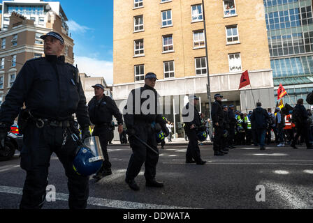 Londra, Regno Unito. Il 7 settembre 2013. I dimostranti si sono raccolti per prevenire l'EDL di entrare alla frazione Torre a Altab Ali Park, nella zona est di Londra, Londra, UK, 07 settembre 2013. Credito: kaan diskaya/Alamy Live News Foto Stock