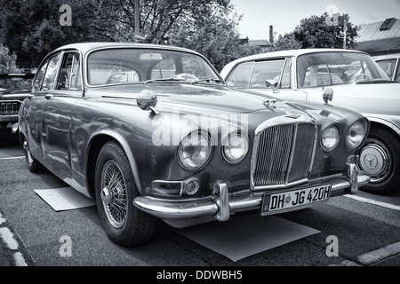 Berlino - 11 Maggio: auto Jaguar 420 (bianco e nero), XXVI Oldtimer-Tage Berlin-Brandenburg, 11 Maggio 2013 Berlino, Germania Foto Stock