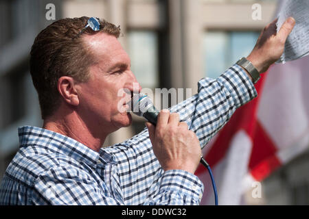 Londra, Regno Unito. 07Th Sep, 2013. L'EDL C-leader Kevin Carroll parla ai sostenitori come diverse centinaia di difesa inglese League Supporters hanno marciato al di sopra del ponte della torre per un breve rally al di fuori della stazione Aldgate sul bordo del Borough of Tower Hamlets. Credito: Paolo Davey/Alamy Live News Foto Stock