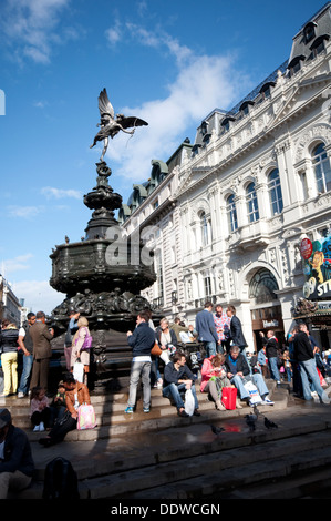 Inghilterra, Londra, Piccadilly Circus, Shaftesbury Memorial Fountain, Statua di Eros da Sir Alfred Gilbert Foto Stock