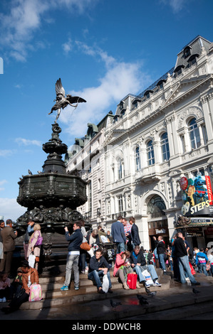 Inghilterra, Londra, Piccadilly Circus, Shaftesbury Memorial Fountain, Statua di Eros da Sir Alfred Gilbert Foto Stock
