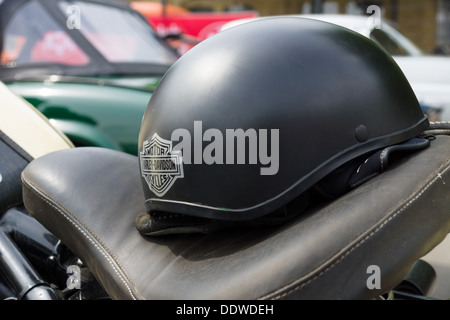 Harley Davidson Moto casco giacente sul sedile Foto Stock