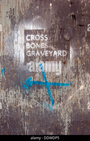 Coperto di graffiti porta ad attraversare le ossa cimitero, Redcross Way, Southwark, Londra, Inghilterra, Regno Unito. Foto Stock