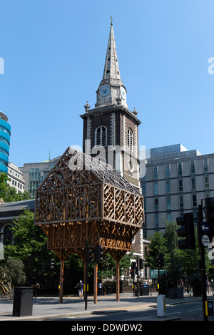 "Paleys su Pilers' scultura costruita da Studio tessere una struttura in legno che commemora Geoffrey Chaucer, Aldgate, Londra, Regno Unito. Foto Stock