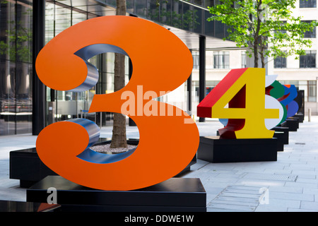 Uno a zero (i dieci numeri), da Robert Indiana, parte della scultura nella città 2013, Lime Street, Londra, Inghilterra, Regno Unito. Foto Stock