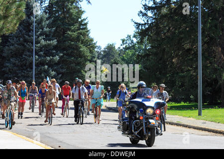 Denver, CO, Stati Uniti d'America. 07Th Sep, 2013. Ciclisti parade intorno a Denver parco della città in costume durante il Nuovo Belgio Brewery Tour de Fat il 7 settembre 2013. Il Tour de il grasso è una raccolta di fondi sponsorizzato dalla fabbrica di birra a promuovere migliori piste ciclabili in città in tutto il territorio degli Stati Uniti. Credit: Ed Endicott/Alamy Live News Foto Stock