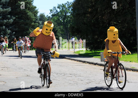 Denver, CO, Stati Uniti d'America. 07Th Sep, 2013. Ciclisti parade intorno a Denver parco della città in costume durante il Nuovo Belgio Brewery Tour de Fat il 7 settembre 2013. Il Tour de il grasso è una raccolta di fondi sponsorizzato dalla fabbrica di birra a promuovere migliori piste ciclabili in città in tutto il territorio degli Stati Uniti. Credit: Ed Endicott/Alamy Live News Foto Stock