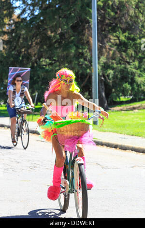 Denver, CO, Stati Uniti d'America. 07Th Sep, 2013. Ciclisti parade intorno a Denver parco della città in costume durante il Nuovo Belgio Brewery Tour de Fat il 7 settembre 2013. Il Tour de il grasso è una raccolta di fondi sponsorizzato dalla fabbrica di birra a promuovere migliori piste ciclabili in città in tutto il territorio degli Stati Uniti. Credit: Ed Endicott/Alamy Live News Foto Stock