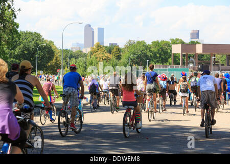 Denver, CO, Stati Uniti d'America. 07Th Sep, 2013. Ciclisti parade intorno a Denver parco della città in costume durante il Nuovo Belgio Brewery Tour de Fat il 7 settembre 2013. Il Tour de il grasso è una raccolta di fondi sponsorizzato dalla fabbrica di birra a promuovere migliori piste ciclabili in città in tutto il territorio degli Stati Uniti. Credit: Ed Endicott/Alamy Live News Foto Stock