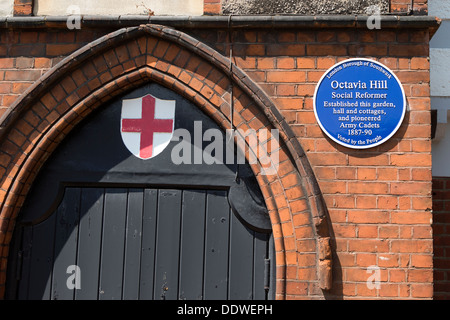 Targa blu a Octavia Hill per la Village Hall, Croce Rossa giardino, Southwark, Londra, Regno Unito Foto Stock