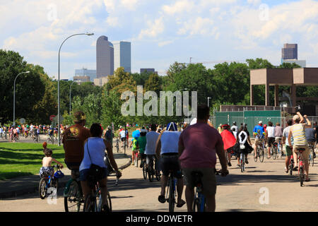 Denver, CO, Stati Uniti d'America. 07Th Sep, 2013. Ciclisti parade intorno a Denver parco della città in costume durante il Nuovo Belgio Brewery Tour de Fat il 7 settembre 2013. Il Tour de il grasso è una raccolta di fondi sponsorizzato dalla fabbrica di birra a promuovere migliori piste ciclabili in città in tutto il territorio degli Stati Uniti. Credit: Ed Endicott/Alamy Live News Foto Stock