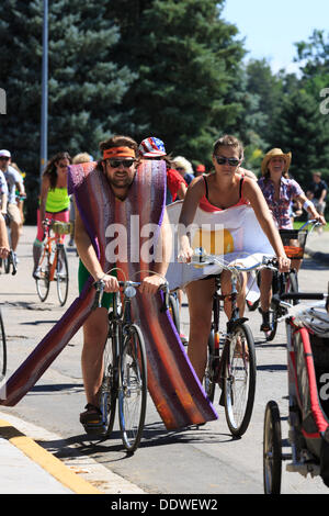 Denver, CO, Stati Uniti d'America. 07Th Sep, 2013. Ciclisti parade intorno a Denver parco della città in costume durante il Nuovo Belgio Brewery Tour de Fat il 7 settembre 2013. Il Tour de il grasso è una raccolta di fondi sponsorizzato dalla fabbrica di birra a promuovere migliori piste ciclabili in città in tutto il territorio degli Stati Uniti. Credit: Ed Endicott/Alamy Live News Foto Stock