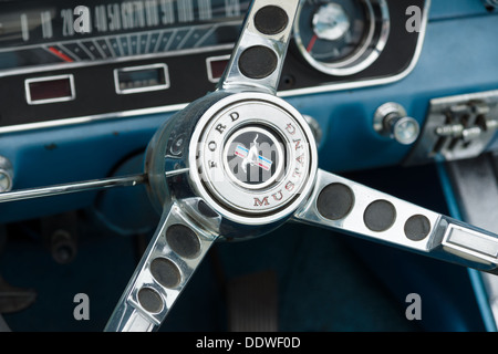 Dettaglio del volante auto sportiva Ford Mustang Cabrio Foto Stock