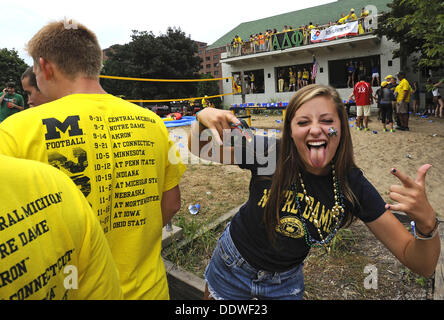 Il 7 agosto 2013 - Ann Arbor, Michigan, Stati Uniti - l'Università del Michigan football pianificazione viene visualizzato sul retro di un ragazzo shirt come Notre Dame prosciutti della ventola per la fotocamera a poche ore prima dell inizio del gioco del calcio di Ann Arbor, MI a settembre 7, 2013. In background, persone all'Alpha Delta Phi frat house party it up. (Credito Immagine: © Mark Bialek/ZUMAPRESS.com) Foto Stock