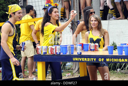 Il 7 agosto 2013 - Ann Arbor, Michigan, Stati Uniti - University of Michigan studenti gioco Pong della birra al di fuori del Alpha Delta Phi fraternità casa poche ore prima di iniziare la partita di calcio contro la Cattedrale di Notre Dame a Ann Arbor, MI a settembre 7, 2013. (Credito Immagine: © Mark Bialek/ZUMAPRESS.com) Foto Stock