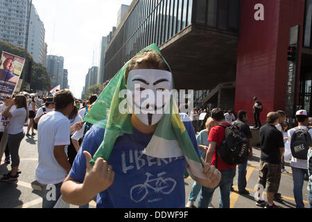 Sao Paulo, Brasile. 7 Sep, 2013. Un manifestante indossa una maschera è visto durante un rally a Paulista Avenue in Sao Paulo sulla nazione giorno dell indipendenza. I dimostranti chiedono la fine della corruzione in politica brasiliana e rapidi miglioramenti sui servizi pubblici. Credito: Andre M. Chang/Alamy Live News Foto Stock