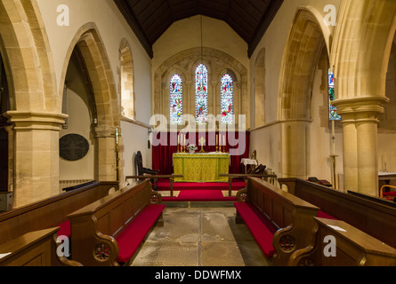 Interno del San Michele e Tutti gli Angeli chiesa in motivi di Brodsworth Hall di Doncaster, nello Yorkshire meridionale. Foto Stock